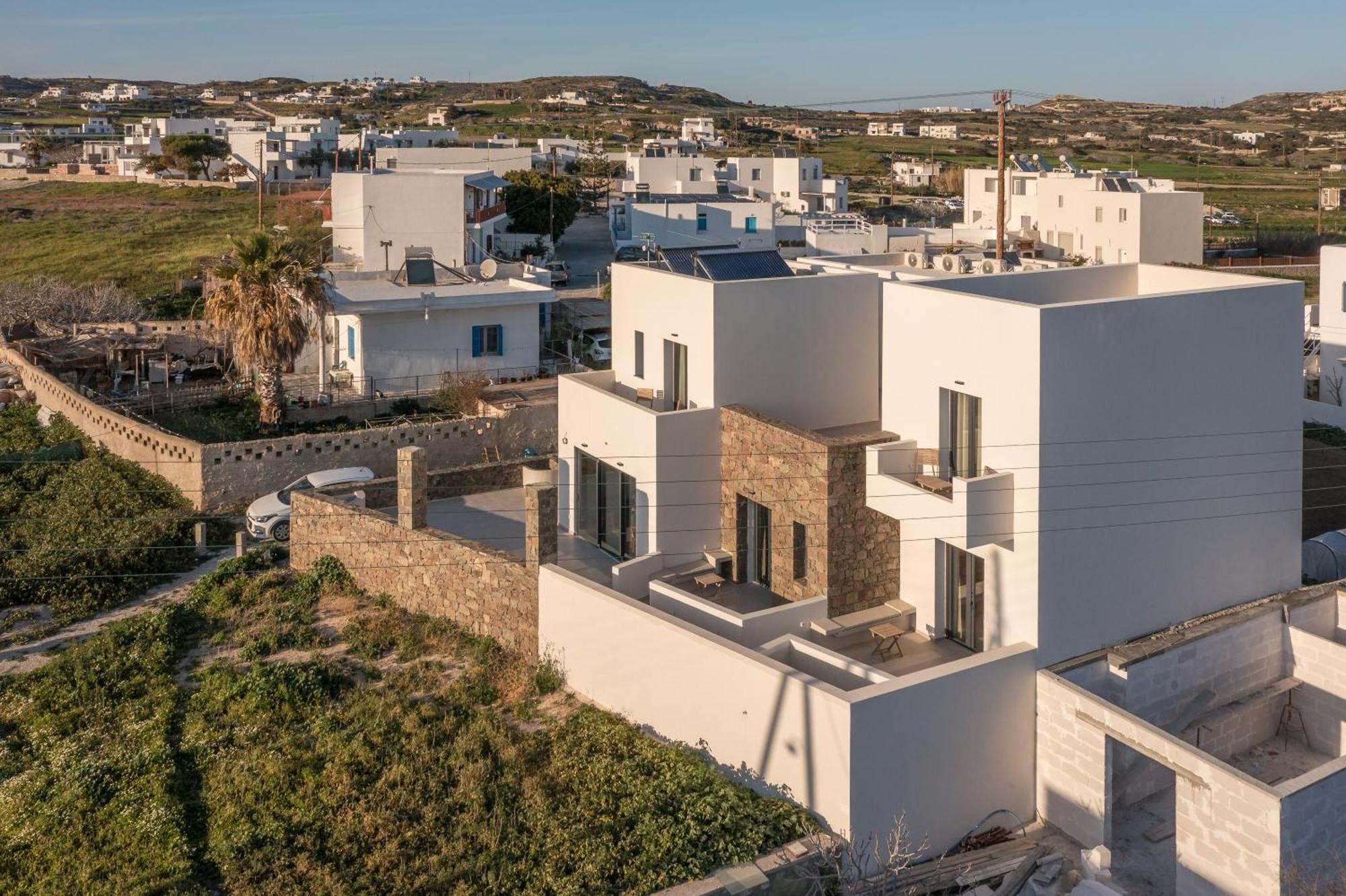 Afroessa Milos Adamantas  Buitenkant foto